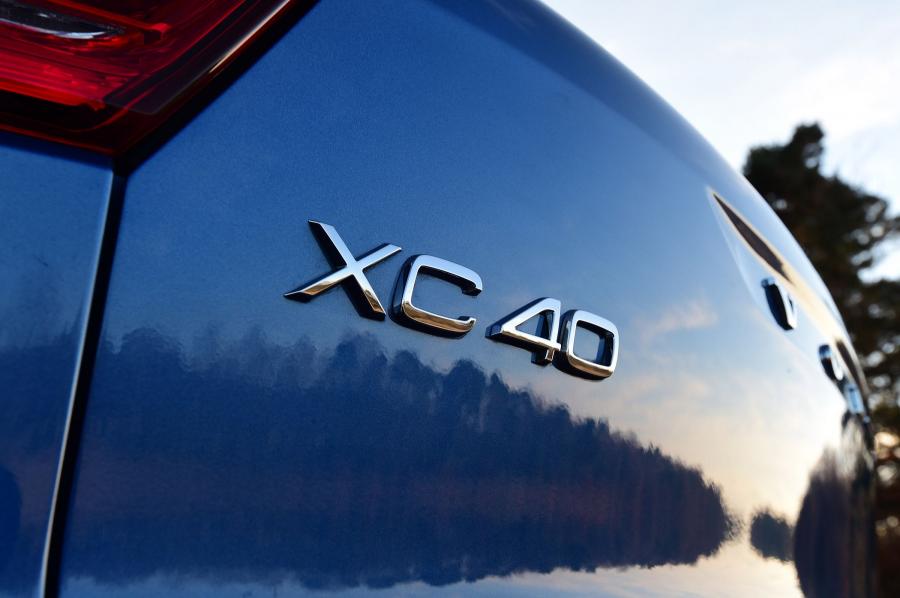 Логотип Volvo XC40 T3 R-Design 2018 года  (UK) (фото 8 из 13)